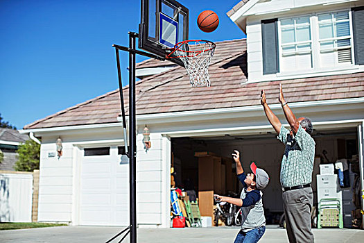 爷爷,孙子,玩,篮球,私家车道