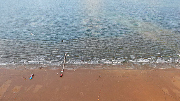 秋日里的海水浴场,海水清澈沙滩洁净