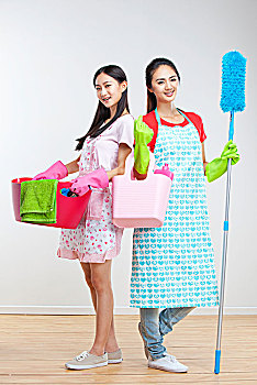 两个健康快乐的亚洲女孩打扫卫生