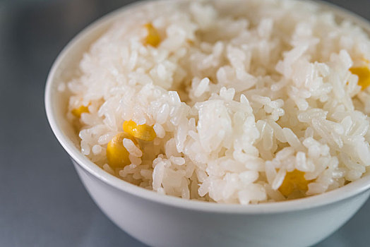 一碗玉米粒白米饭特写