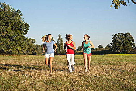 三个女人,年轻,慢跑,一起,草地