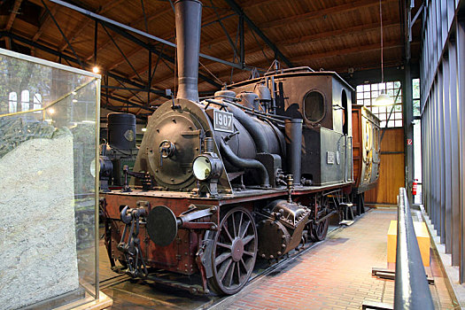 库房中的老式蒸汽机车