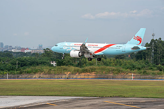 浙江长龙航空公司的空中客车飞机降落在成都双流机场