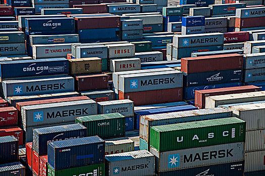 上海经济自贸区洋山深水港集装箱码头堆放的集装箱