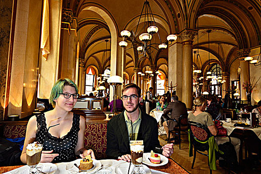 年轻,情侣,坐,桌子,传统,咖啡,中心,城市,地区,维也纳,奥地利,欧洲