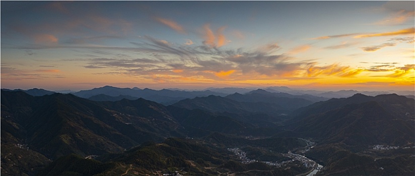 宽幅群山山峦山谷村落航拍