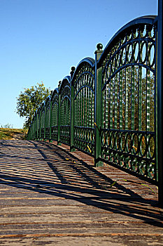 木桥与铁护栏