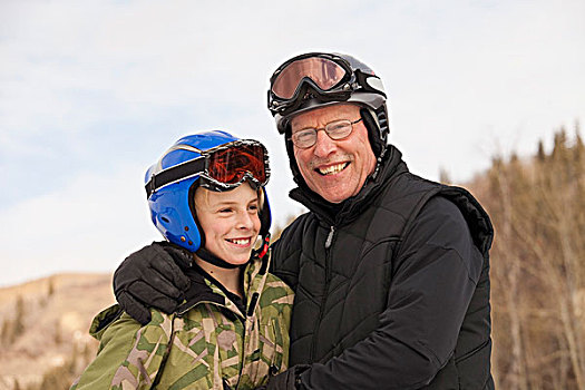 父子,戴着,滑雪,面具,头盔,滑雪区,赤鹿,艾伯塔省,加拿大