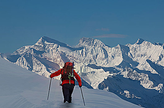后视图,攀登,移动,向上,大雪,阿尔卑斯山,瓦莱州,瑞士