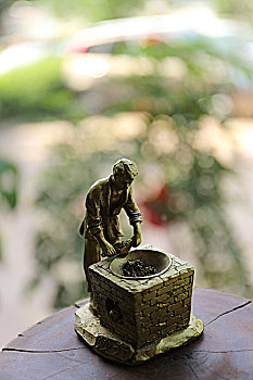 雕塑炒茶人