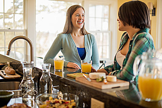 两个女人,坐,厨房操作台,交谈