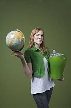 女人,肖像,拿着,循环箱,地球