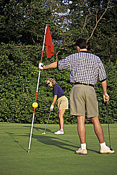 高尔夫球场,男性,打高尔夫,举起,旗帜,室外,洞,不列颠哥伦比亚省,加拿大