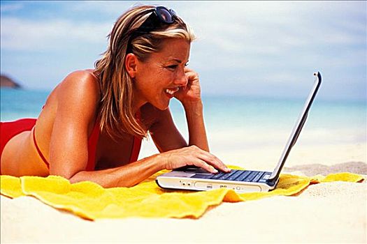 夏威夷,女人,比基尼,躺着,海滩,工作,笔记本电脑