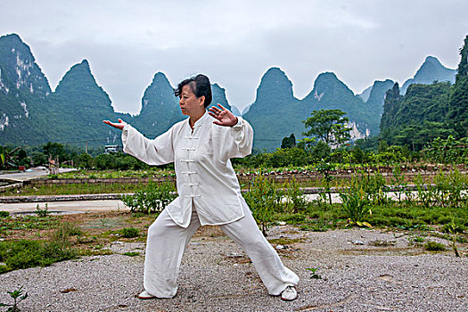 广西桂林漓江江畔打太极拳