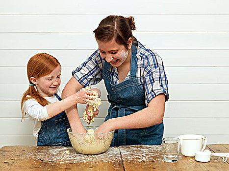 两个女孩,烘制,蛋糕,厨房