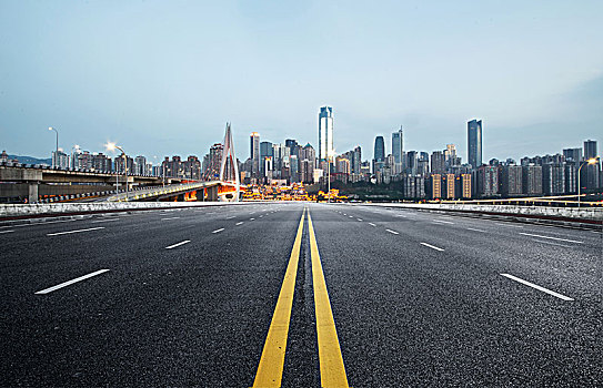 高速公路全景城市天际线