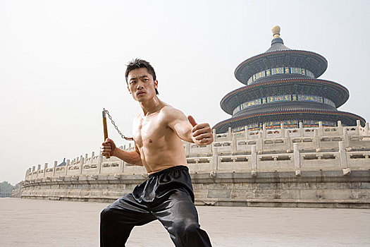 中国武术-一名男运动员在天坛祈年殿前练武