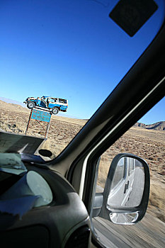 青藏公路上的事故车辆被高高的架起来做成警示标志
