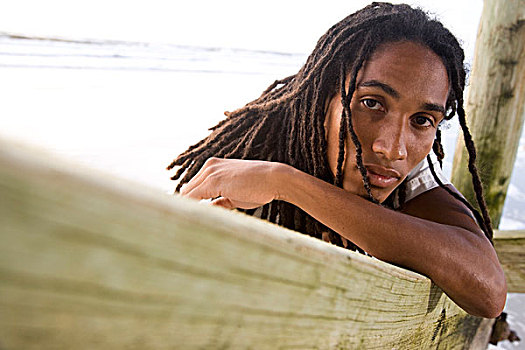 肖像,年轻,牙买加人,男人,靠着,海滩,码头,看镜头