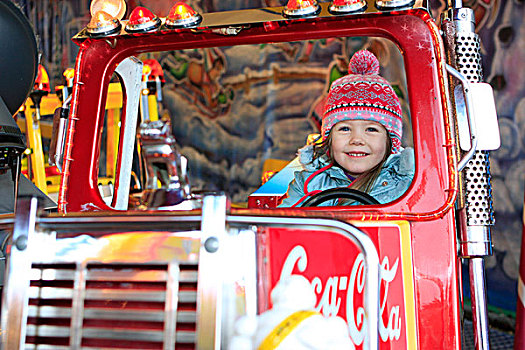 小女孩,三个,岁月,骑,卡车,旋转木马,圣诞市场