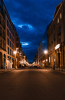 夜晚的城市街道
