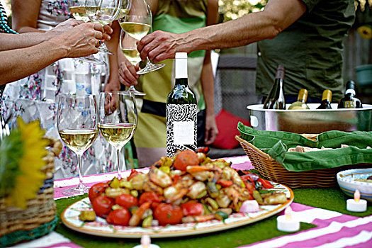 人群,花园派对,拿着,葡萄酒杯,制作,干杯,食物,餐盘,前景,腰部
