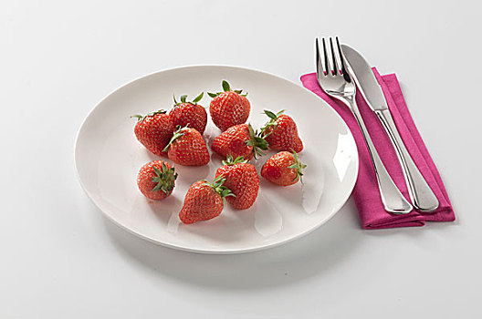 盘子,草莓,白色背景