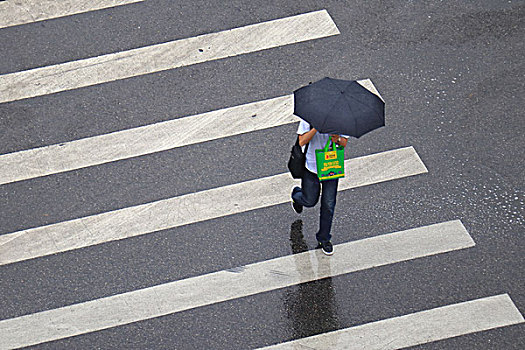 雨中行人