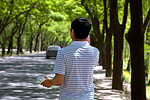 用手机打电话的成功商务男士