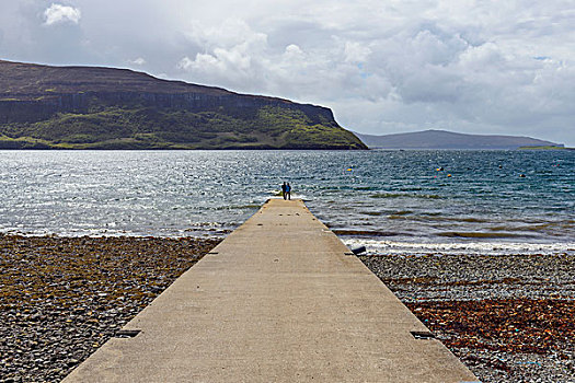 水泥,码头,情侣,观景,海洋,晴天,斯凯岛,苏格兰,英国