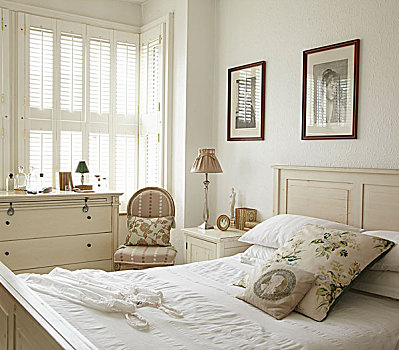 传统,卧室,旧式,白色,花,散落,垫子,墙壁,高处,床
