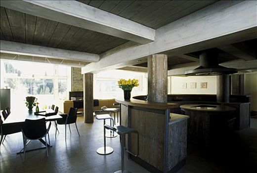 法国,木房子,厨房,工作,表面,拱形,桌子,椅子,盘子,玻璃窗