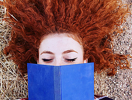 年轻,红发,女人,遮盖,书本