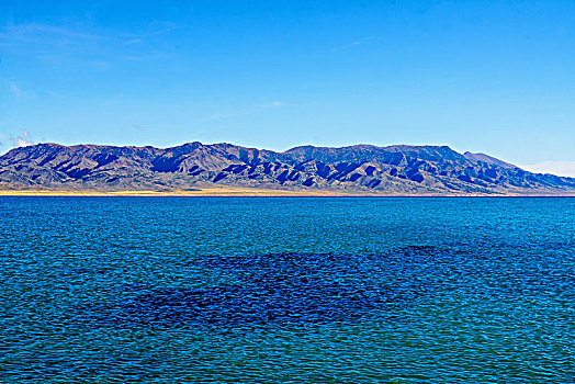 赛里木湖水面