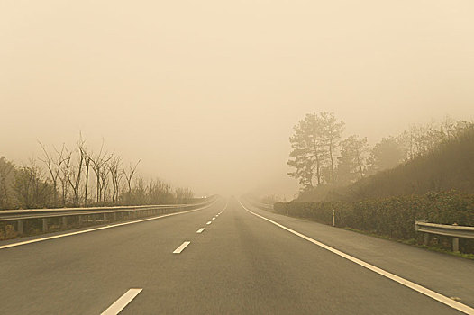 雾天的道路