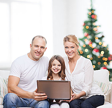 家庭,休假,科技,人,微笑,母亲,父亲,小女孩,笔记本电脑,上方,客厅,圣诞树,背景
