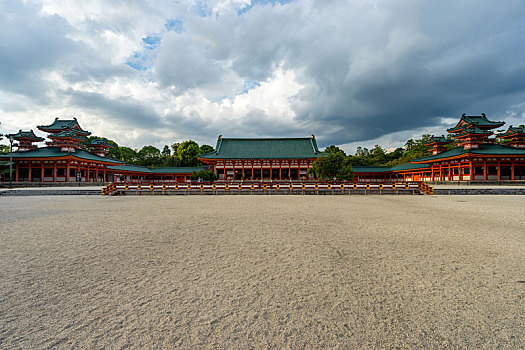 日本京都平安神宫外拜殿,白虎楼与苍龙楼建筑景观