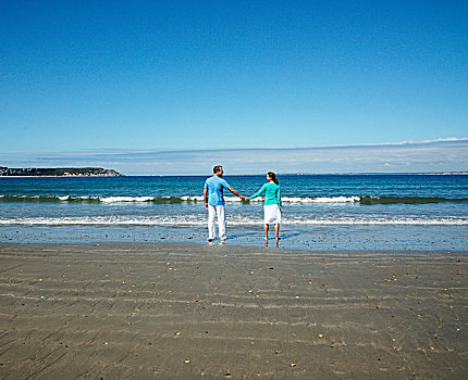 情侣,站立,海滩,看,相互