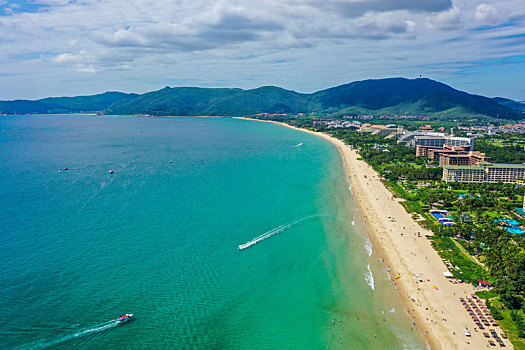 航拍海南三亚亚龙湾国家旅游度假区湛蓝海景