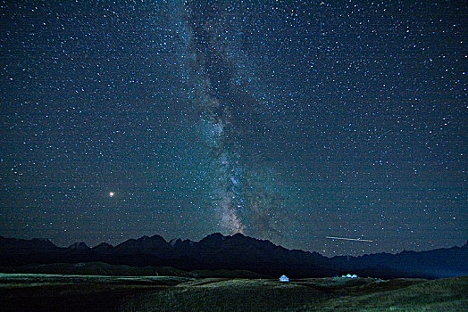 新疆沙湾鹿角湾草原银河之夜