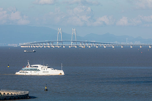 横跨珠江口海域伶仃洋上的港珠澳大桥