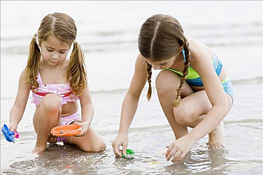 特写,两个女孩,玩,玩具,海滩