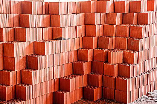 房屋建筑施工工地上堆积的方形红色砖头