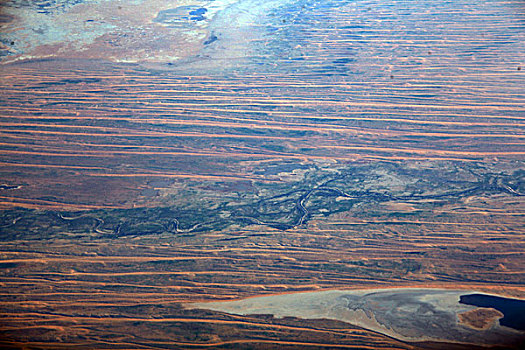 从飞机上俯瞰到的澳大利亚中部大片荒漠碱地