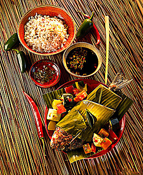 铜盆鱼,香蕉叶,蔬菜,米饭,酱,印度尼西亚