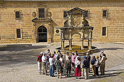 喷泉,16世纪,巴埃萨,哈恩省,安达卢西亚,西班牙,欧洲