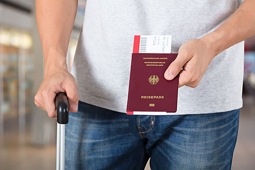 人,行李,拿着,护照,登机证,机票