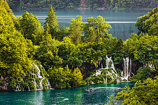 瀑布,青绿色,水,围绕,树,十六湖国家公园,克罗地亚