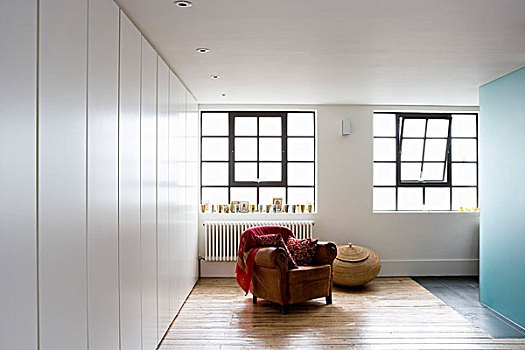 现代,卧室,舒适,皮制扶手椅,仰视,窗户